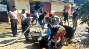 Polwan Turun ke Dapur Umum, Personel Samapta Distribusikan Air Bersih bagi Korban Banjir Bandang Dolok Batu Nanggar
